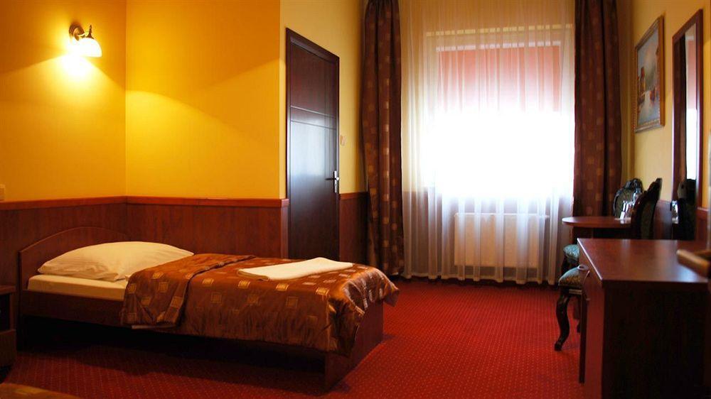 פוליס Hotel Dobosz מראה חיצוני תמונה
