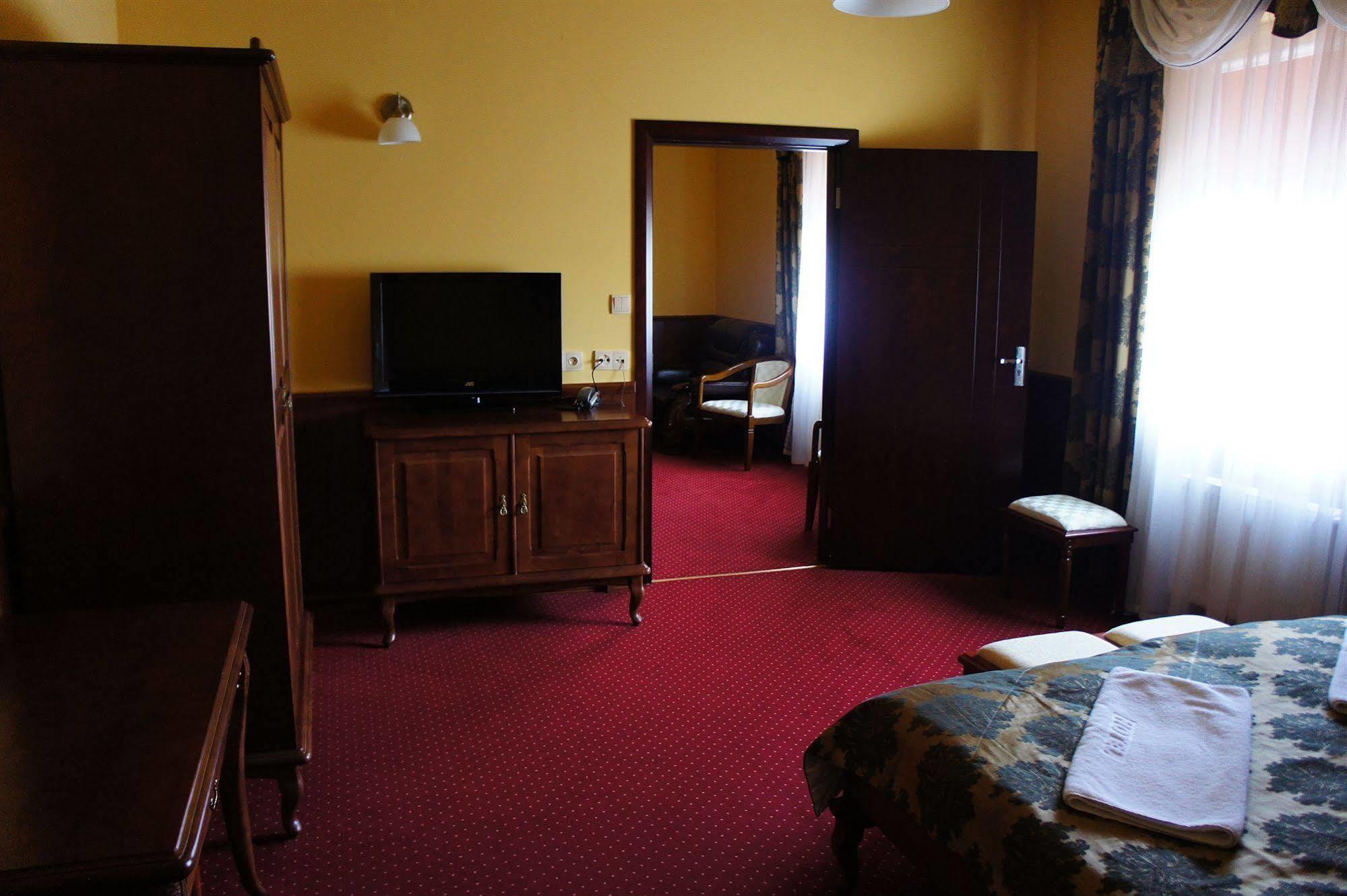 פוליס Hotel Dobosz מראה חיצוני תמונה
