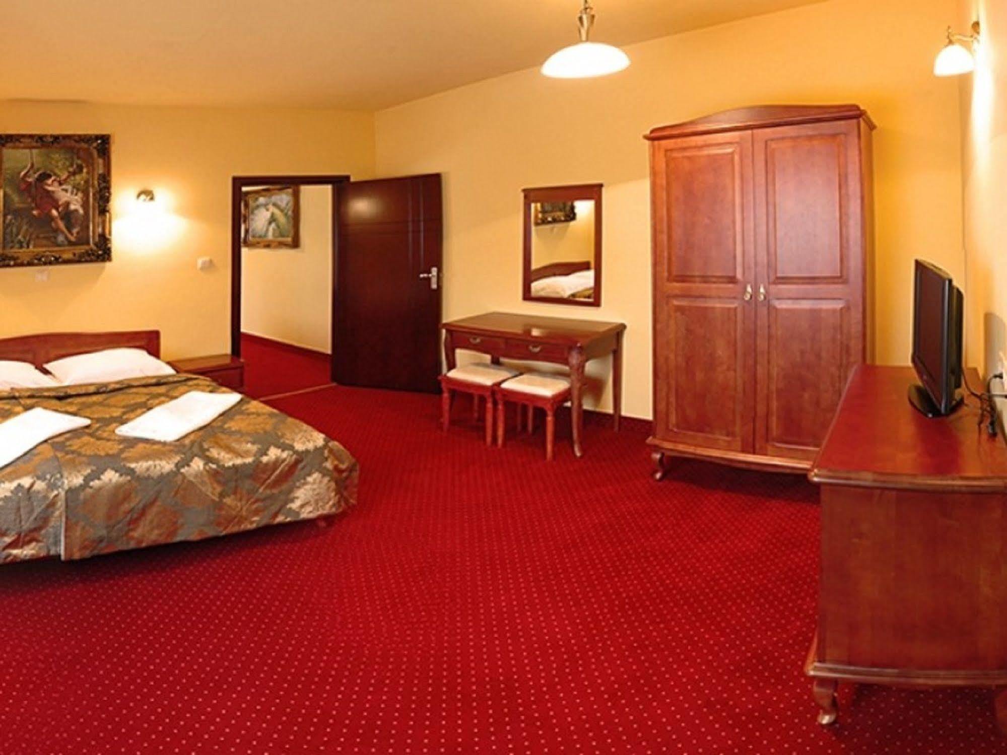 פוליס Hotel Dobosz מראה חיצוני תמונה