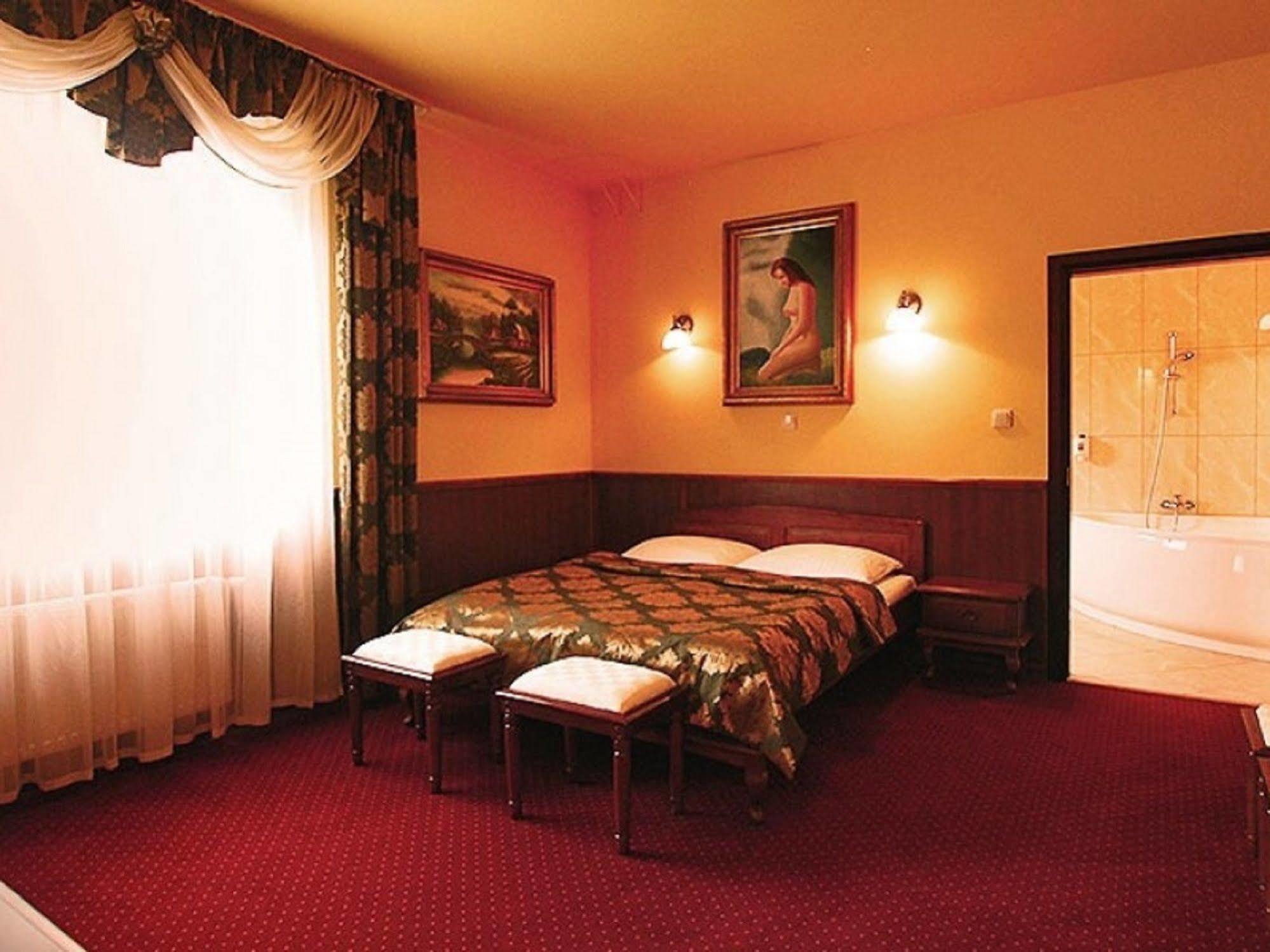 פוליס Hotel Dobosz מראה חיצוני תמונה