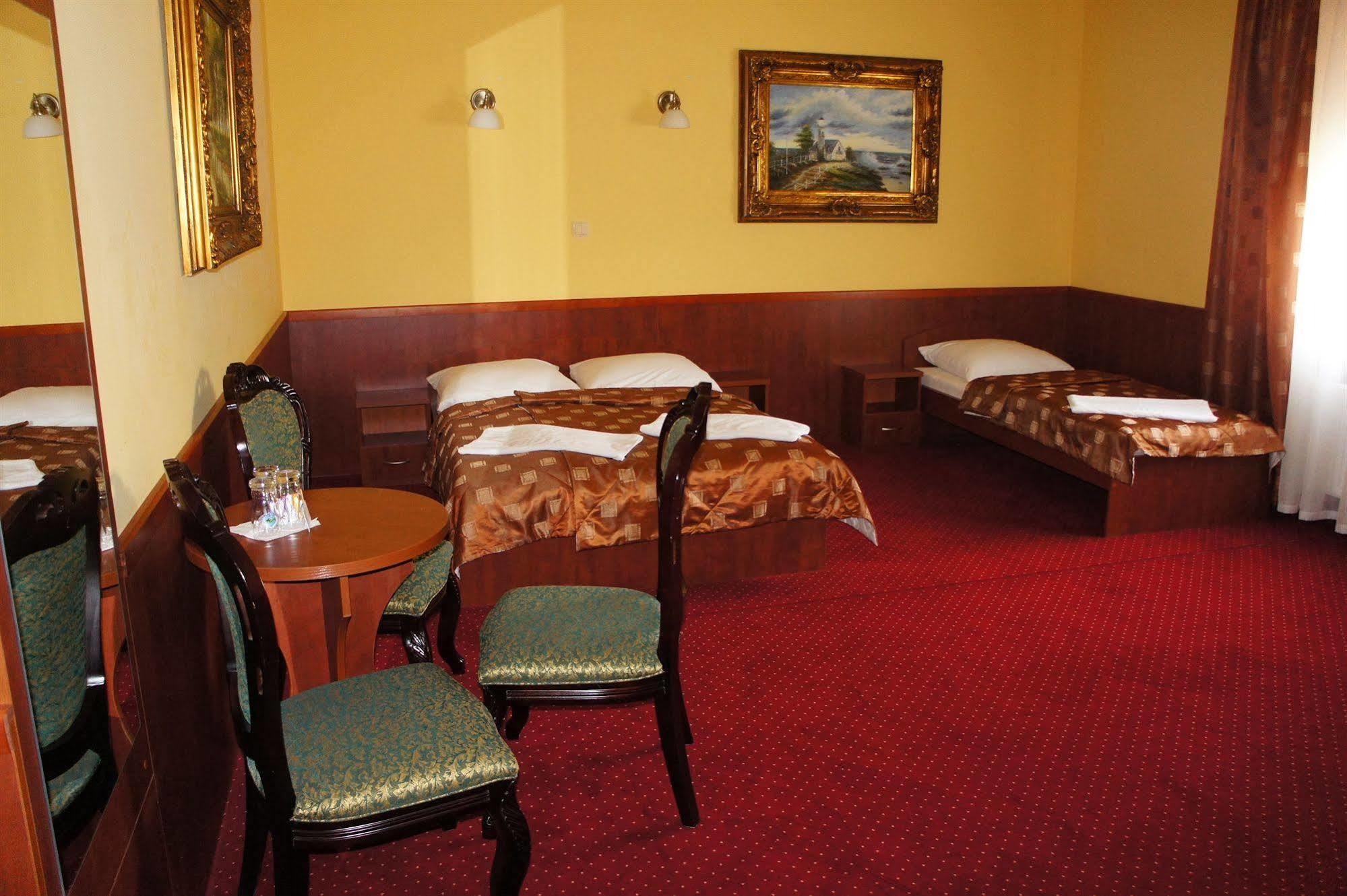 פוליס Hotel Dobosz מראה חיצוני תמונה